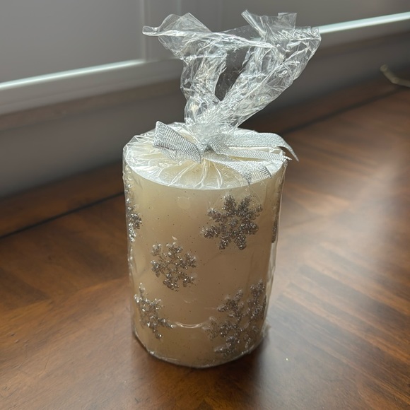 St Nicholas Frosted Snowflake Candle - Picture 1 of 1